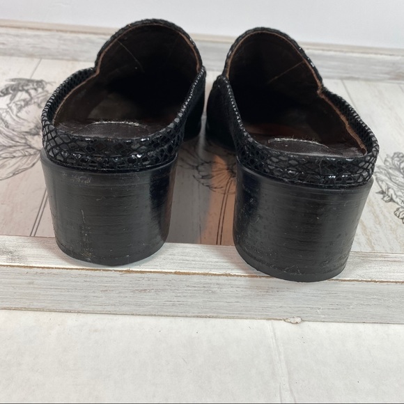 Stuart Weizmann Black Snake embossed leather mules - Picture 4 of 6